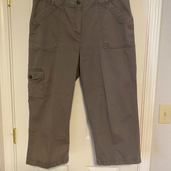 Women's Van Heusen  size 16 capris - Picture 2 of 4